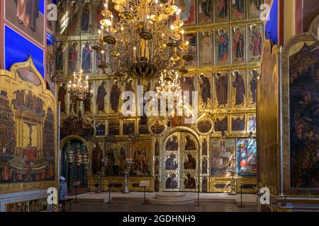 Ikonostase im Inneren der Kathedrale der Geburt der Jungfrau Maria. Susdal, Russland Stockfoto