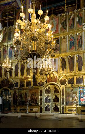 Ikonostase im Inneren der Kathedrale der Geburt der Jungfrau Maria. Susdal, Russland Stockfoto