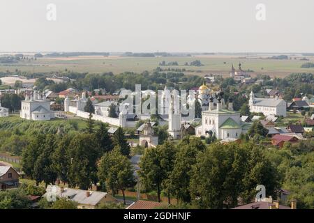 Luftaufnahme von Susdal mit dem Fürbitte-Kloster. Susdal, Russland Stockfoto