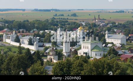 Luftaufnahme von Susdal mit dem Fürbitte-Kloster. Susdal, Russland Stockfoto