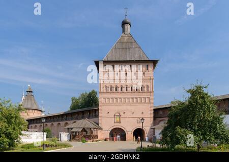 Mauer und die Befestigungstürme des Erlöserklosters von St. Euthymius. Susdal, Russland Stockfoto