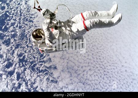 Gegen Wolken 130 nautische Meilen unterhalb Backdropped, Astronaut Mark C. Lee schwebt frei ohne anbindehaltung, als er testet die neue vereinfachte Hilfen für EVA Rescue (sicherere) System. Stockfoto