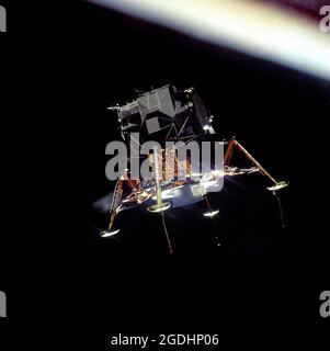 Der Lunar Lander im Orbit um den Mond bereitet sich auf die Landung auf der Apollo 11-Mission vor. Stockfoto