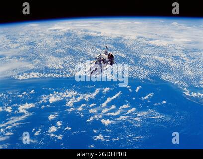 Ein Astronaut, der mit seinem Jetpack (Manned Manuevering Unit oder MMU) frei vom Space Shuttle fliegt. Stockfoto