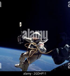 Astronaut Edward White macht den ersten amerikanischen Spacewalk. Stockfoto