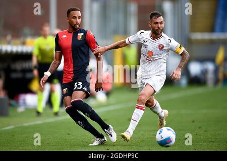 Genua, Italien. 13. August 2021. Hernani Azevedo Junior (L) aus Genua wird während des Fußballspiels Coppa Italia zwischen Genua CFC und AC Perugia von Salvatore Burrai vom AC Perugia herausgefordert. Kredit: Nicolò Campo/Alamy Live Nachrichten Stockfoto