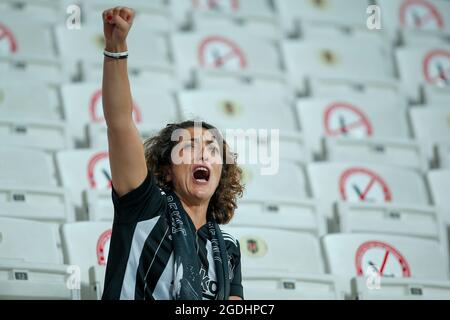 Istanbul, Türkei. August 2021. ISTANBUL, TÜRKEI - 13. AUGUST: Fans von Besiktas während des Super Lig-Spiels zwischen Besiktas und Caykur Rizespor am 13. August 2021 im Vodafone Park in Istanbul, Türkei (Foto von /Orange Picics) Credit: Orange Pics BV/Alamy Live News Stockfoto