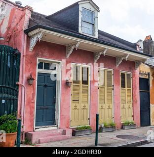 NEW ORLEANS, LA, USA - 31. JULI 2021: Historisches Haus in der St. Philip Street im French Quarter Stockfoto