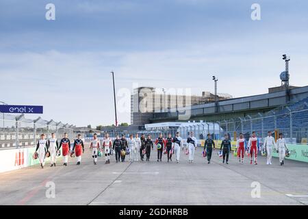 Berlin, Deutschland . 13. Aug, 2021. Gruppenbild mit allen Fahrern beim Berlin ePrix 2021, 8. Treffen der Formel-E-Weltmeisterschaft 2020-21, auf dem Tempelhof Airport Street Circuit vom 14. Bis 15. August in Berlin, Deutschland - Foto Germain Hazard / DPPI Kredit: Unabhängige Fotoagentur/Alamy Live News Stockfoto