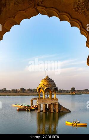 Gadi Sagar Tempel auf Gadisar Lake Jaisalmer Rajasthan Stockfoto