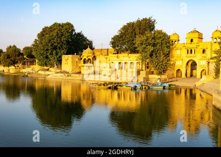 Gadi Sagar Tempel auf Gadisar Lake Jaisalmer Rajasthan Stockfoto