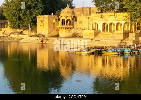 Gadi Sagar Tempel auf Gadisar Lake Jaisalmer Rajasthan Stockfoto