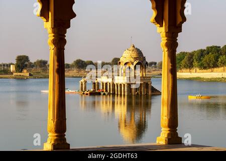 Gadi Sagar Tempel auf Gadisar Lake Jaisalmer Rajasthan Stockfoto