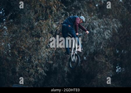 Professioneller junger Sportler Radfahrer, der im Skatepark Mini-Bike fährt Stockfoto