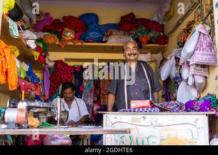 Jaisalmer, Rajasthan, Indien - 26. Februar 2018: Leitender Schneider in seinem Geschäft. Stockfoto