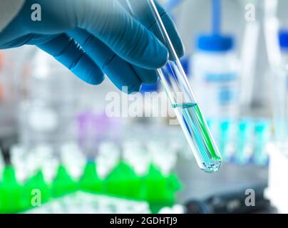 Biotech, Wissenschaftler bei der Vorbereitung einer chemischen Lösung im Labor. Stockfoto