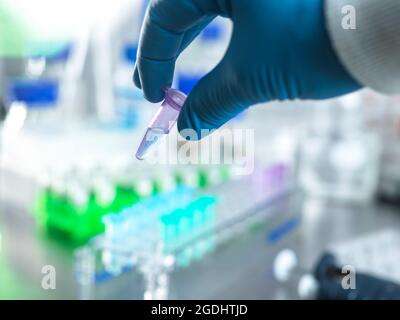 Biomedizin, Wissenschaftler Vorbereitung einer chemischen Lösung im Labor. Stockfoto