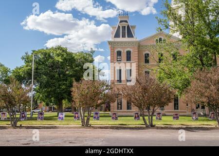 Marfa, TX, US-20. Mai 2021: Rathaus mit Fotos der städtischen Abiturienten im Gras. Stockfoto