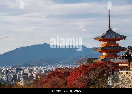 Blick auf Kyoto vom Kiyomizu-dera-Tempel Stockfoto