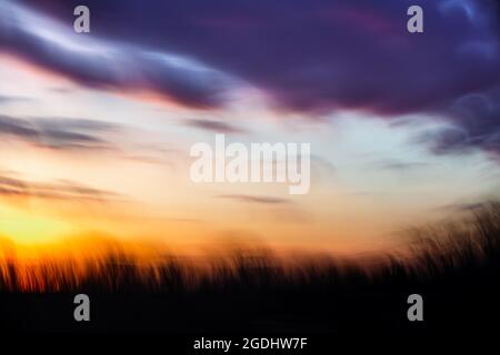 Cotton Candy Spring Sunset Sky, mit Farbnuancen von lila bis orange Stockfoto