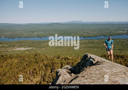 Der man Trail verläuft entlang des felsigen Berggipfels in Maine. Stockfoto