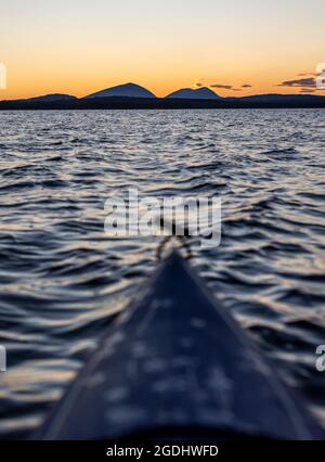 Sonnenaufgang von Kayak mitten im Moosehead Lake, Maine Stockfoto