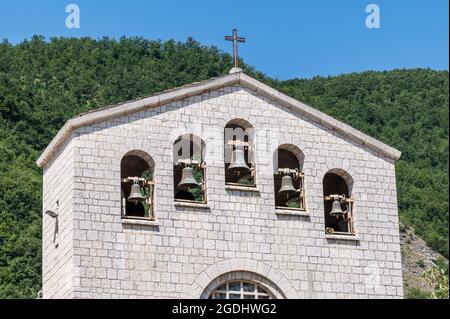 Detail des Glockenturms des neuen Heiligtums von santa rita da cascia in rocca porena Stockfoto