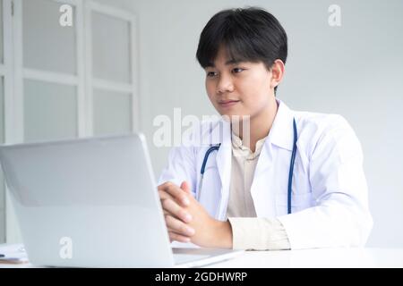 Arzt online, online medizinisches Kommunikationsnetzwerk mit Patient, Online medizinische Beratung. Stockfoto