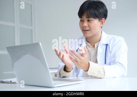 Arzt online, online medizinisches Kommunikationsnetzwerk mit Patient, Online medizinische Beratung. Stockfoto
