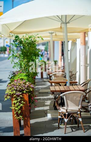 Moskau. Russland. Juli 31 2021. Das Innere eines Sommercafés in der Stadt. Stockfoto