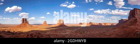 Sonnenuntergangspanorama im Monument Valley im Norden von Arizona. Stockfoto