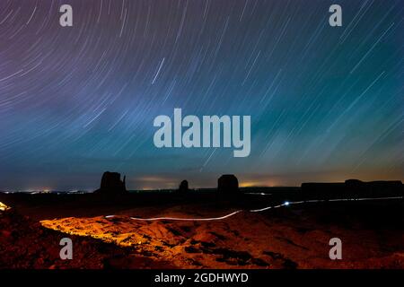 Mitternachtssternwanderungen über das Monument Valley im Norden von Arizona. Stockfoto