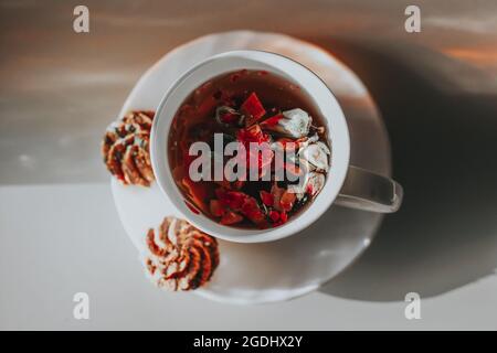 rosebud-Tee in einer Tasse Stockfoto