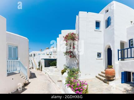 Naousa, Paros, Griechenland - Juli 2021: Haupttouristenort der Insel Paros Stockfoto