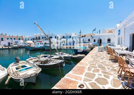 Naousa, Paros, Griechenland - Juli 2021: Haupttouristenort der Insel Paros Stockfoto