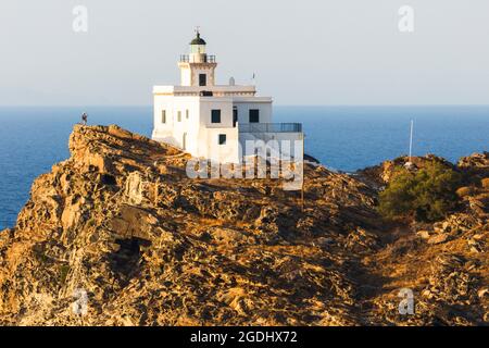 Naousa, Paros, Griechenland - Juli 2021: Leuchtturm im Paros Park Stockfoto