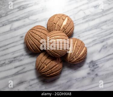 Conchas-Pfanne aus Schokolade auf weißem Marmor Stockfoto