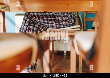 Frau, die von zu Hause aus in Pyjama arbeitet Stockfoto