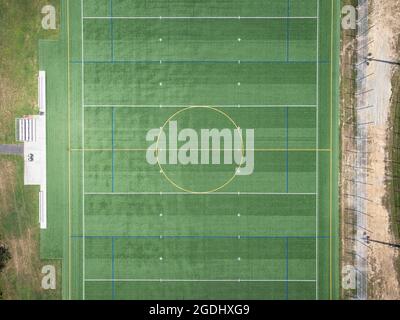 Ein Drone-Foto von oben nach unten von einem künstlichen Fußballplatz. Stockfoto