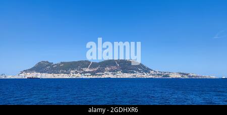 Panoramablick auf den Felsen von Gibraltar vom Mittelmeer aus gesehen Stockfoto