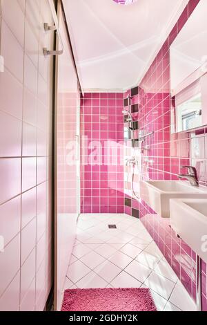 Moderne Duschkabine in einem hellen Badezimmer Stockfoto