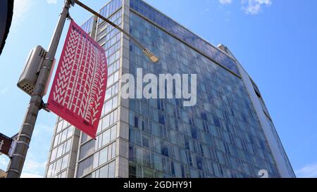 New York, NY, USA - 13. Aug 2021: Ein Banner im Meat Packing District, das für das Whitney Museum of American Art wirbt Stockfoto