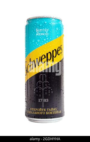 Tjumen, Russland-26. April 2021: Dose oder Glas mit Schweppes Bitter Zitrone isoliert auf weißem Hintergrund. Stockfoto