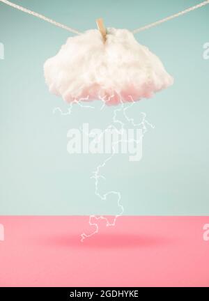 Blitze schlagen aus einer Wolke, die an einem Seil hängt. Auf blauem und pinkem Trendhintergrund. Minimales abstraktes Wetter- und Klimakonzept. Stockfoto
