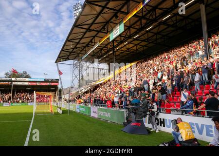 Deventer, Niederlande. August 2021. DEVENTER, NIEDERLANDE - 14. AUGUST: Fans von Schieß los. Eagles während des niederländischen Eredivisie-Spiels zwischen Schieß los. Eagles und SC Heerenveen am 14. August 2021 in De Adelaarshorst, Niederlande (Foto von Marcel ter Bals/Orange Bilder) Kredit: Orange Pics BV/Alamy Live-Nachrichten Stockfoto