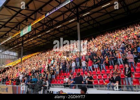 Deventer, Niederlande. August 2021. DEVENTER, NIEDERLANDE - 14. AUGUST: Fans von Schieß los. Eagles während des niederländischen Eredivisie-Spiels zwischen Schieß los. Eagles und SC Heerenveen am 14. August 2021 in De Adelaarshorst, Niederlande (Foto von Marcel ter Bals/Orange Bilder) Kredit: Orange Pics BV/Alamy Live-Nachrichten Stockfoto