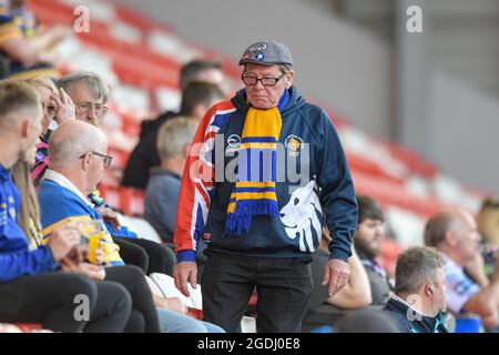 Leigh, Großbritannien. August 2021. Ein Leeds Rhinos Fan nimmt seinen Sitz in Leigh, Großbritannien am 8/13/2021. (Foto von Simon Whitehead/News Images/Sipa USA) Quelle: SIPA USA/Alamy Live News Stockfoto