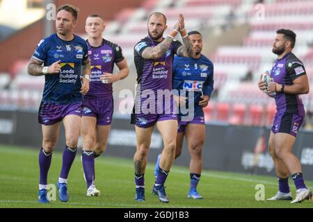 Leigh, Großbritannien. August 2021. Die Leeds Rhinos Spieler beginnen ihre Aufwärmphase in Leigh, Großbritannien am 8/13/2021. (Foto von Simon Whitehead/News Images/Sipa USA) Quelle: SIPA USA/Alamy Live News Stockfoto