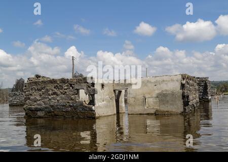 Nakuru, Kenia. August 2021. Verlassene Steingebäude sind in den Gewässern des Nakuru-Sees versunken.der Nakuru-See fortgesetzte Überschwemmungen haben zu Vertreibung von Hunderten von Menschen aus ihren Häusern geführt. Quellen deuten darauf hin, dass Seen im Rift Valley aufgrund der Auswirkungen des Klimawandels überschwemmt werden. Kredit: SOPA Images Limited/Alamy Live Nachrichten Stockfoto