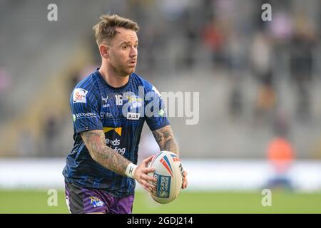 Leigh, Großbritannien. August 2021. Richie Myler (16) von Leeds Rhinos mit dem Ball in Leigh, Vereinigtes Königreich am 8/13/2021. (Foto von Simon Whitehead/News Images/Sipa USA) Quelle: SIPA USA/Alamy Live News Stockfoto